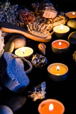 Spa, eko konsepti, sıfır atık, organik ürünler, tahtadan yapılmış doğal fırçalar, taşlar, mumlar, spa tedavisinin bileşimi, seçici odaklanma