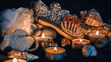 Spa, eko konsepti, sıfır atık, organik ürünler, tahtadan yapılmış doğal fırçalar, taşlar, mumlar, spa tedavisinin bileşimi, seçici odaklanma