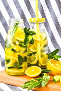 Taze soğuk limon salatalığı, naneli su arıtma içeceği, yaz ferahlatıcı içecek, organik vejetaryen içecek, seçici odaklanma.