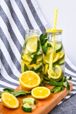 Taze soğuk limon salatalığı, naneli su arıtma içeceği, yaz ferahlatıcı içecek, organik vejetaryen içecek, seçici odaklanma.