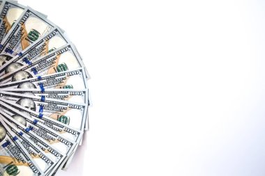 Beyaz arka planda izole edilmiş 100 dolarlık banknotların hayranı. Birçok Amerikan doları. İş, finans, kazanma konsepti, metin için kopyalama alanı