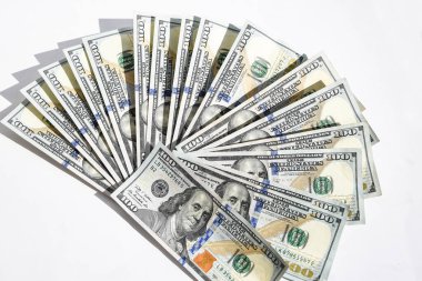 Beyaz arka planda izole edilmiş 100 dolarlık banknotların hayranı. Birçok Amerikan doları. İş, finans, kazanma konsepti, metin için kopyalama alanı
