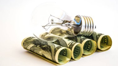 Para farklı türde ampuller, Amerikan dolarında lambalar, enerji tasarrufu lambası, para, finans, tasarruf konsepti ve fikir