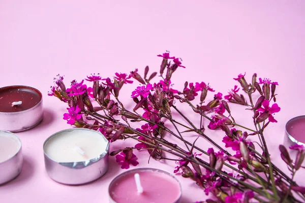 粉红背景的小粉红花朵和香气蜡烛 复印空间 护肤产品 家庭温泉疗养用天然化妆品 度假概念 — 图库照片
