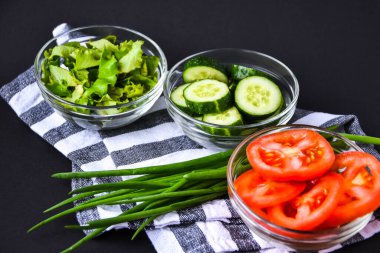 Dilimlenmiş çiğ salatalık, domates, marul, yeşil soğan, vejetaryen sağlıklı salata, düşük kalori diyeti, metin için fotokopi alanı