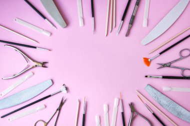 Pembe arka planda manikür ve pedikür aletleri, yukarıdan görüş. Manikür salonu afiş tasarım şablonu. Güzellik tedavisi konsepti. Metin için alanı kopyala