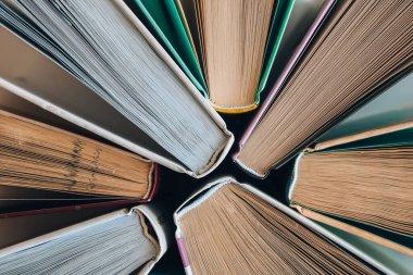 Eski kitap eğitimi konsepti yığını, metin için bir sürü kitap yığını, kitap kapakları, eski ve kullanılmış ciltli kitaplar, üst görünüm. Eğitici bir kavram. Kapat.
