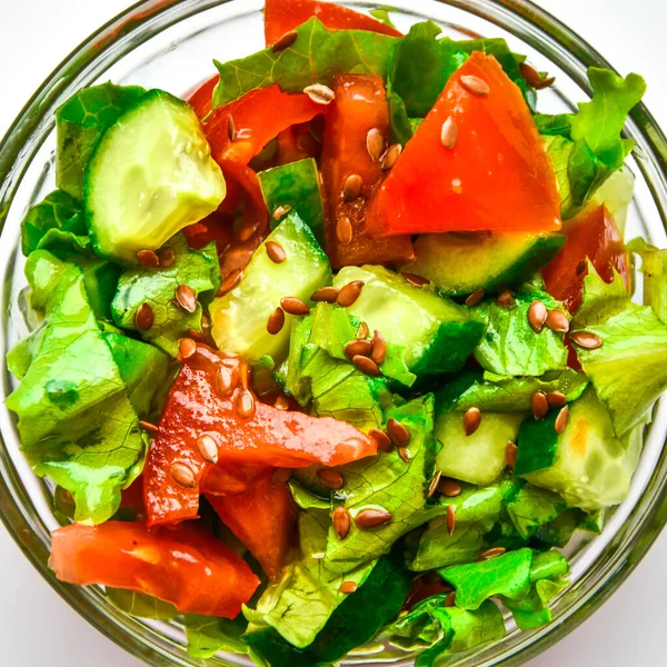 Disajikan Piring Dengan Salad Segar Dari Tomat Mentimun Daun Salad — Stok Foto