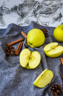 yeşil altın elmalar ya da tarçınlı nine demircisi mutfak havlusuna çam kozalağı kozalakları, yemek, tatlı, sağlıklı beslenme, sonbahar zamanı