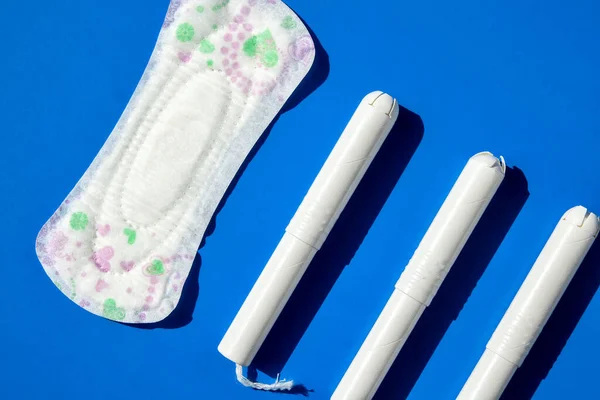 Hygiejniske Tamponer Hygiejnepude Blå Baggrund Kopiering Plads Menstruation Kvinde Hygiejne - Stock-foto