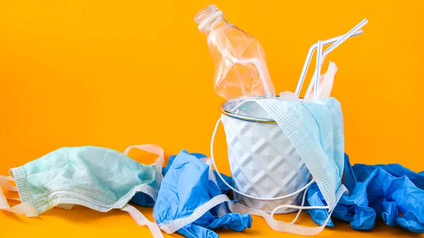 Covid Rifiuti Medici Smaltimento Guanti Maschere Bottiglie Plastica Vuote Disinfettante — Foto Stock