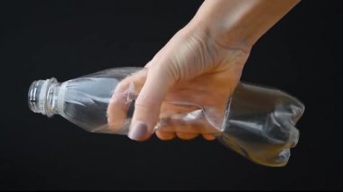 Boş bir plastik şişeyi elle ezmek. Kapatın. Sıfır kayıp. Tek kullanımlık malzemelerin ekolojik geri dönüşümü.