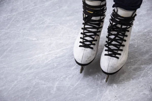 Vrouwelijke Benen Witte Schaatsen Schaatser Schaatsbaan Wintersport Close Van Benen — Stockfoto