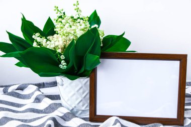 Beyaz bir sehpanın üzerinde beyaz kovada, kopya alanı olan nilüferler. Tatil geçmişi kavramı, evde bahar mevsimi