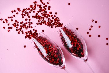 boş pembe şenlik arka planında izole edilmiş iki şampanya kadehi, fotokopi alanı, sevgililer günü, Noel ve yeni yıl ya da bayram şenlik kartı