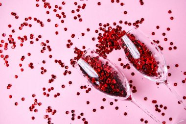 boş pembe şenlik arka planında izole edilmiş iki şampanya kadehi, fotokopi alanı, sevgililer günü, Noel ve yeni yıl ya da bayram şenlik kartı