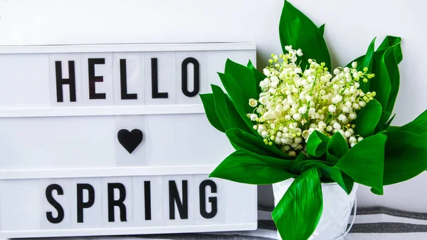 Lightbox Com Texto Hello Spring Lírios Bouquet Vale Balde Branco — Fotografia de Stock