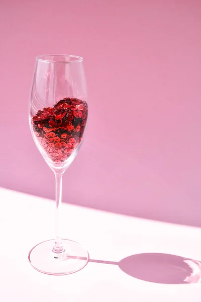 Champagnerglas Mit Konfetti Isoliert Auf Einem Leeren Rosa Festlichen Hintergrund — Stockfoto