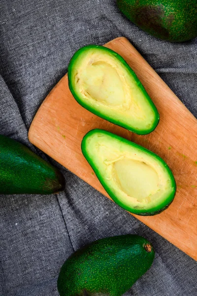 Avocado Een Hakkend Houten Bord Avocado Groente Voedsel Biologisch Groen — Stockfoto