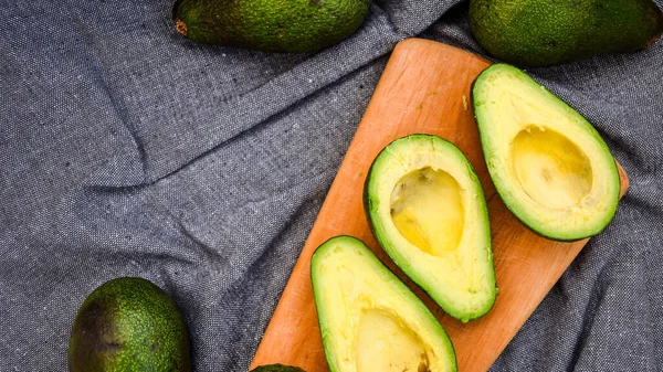 Helft Verse Avocado Rijpe Avocado Snijd Avocado Met Bot Rijpe — Stockfoto