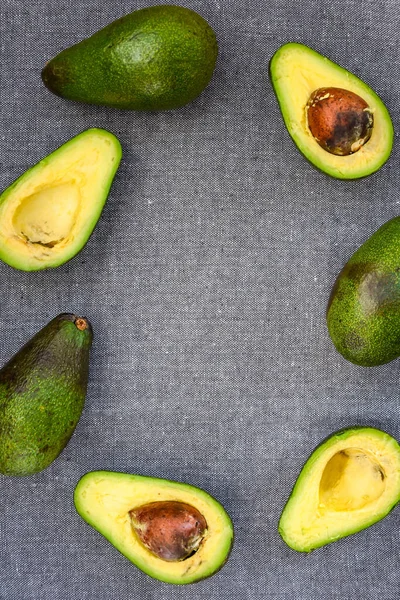 Avocado Aperto Che Mostra Semi Sfondo Linel Grigio Strutturato Vista — Foto Stock