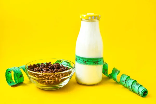 Schüssel Und Löffel Mit Schokolade Cornflakes Grünes Zentimeterband Flasche Milch — Stockfoto