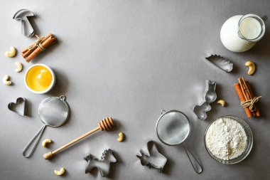 Gri arka planda krep ya da Noel kurabiyesi yapmak için gerekli malzemeler. Uzayı metin için kopyala. Pişirme arkaplan tarifi