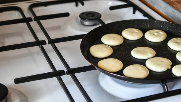 Pequena Panqueca Cereal Quarentena Comida Tendência Mini Panquecas São Fritas — Fotografia de Stock