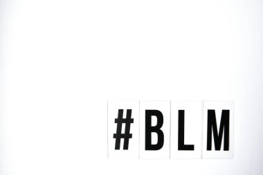 hashtag BLM BLACK HAVES Madde metin beyaz arkaplan üzerinde. Irkçılığın, ırkçılığa ve eşitliğe karşı protesto. İnsan haklarının ihlali üzerine afiş