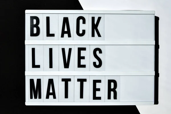 Black Lives重要的文字在一个黑白的背景 言论自由复古报价板 抗议种族主义 反种族主义 平等的终结 关于侵犯人权行为的海报 — 图库照片
