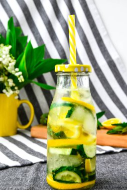 Limonata, dilimlenmiş limon ve salatalıklı mojito, kesme tahtasında nane yaprağı, ferahlatıcı yaz arınma içecekleri, seçici odak, vadinin zambağı.