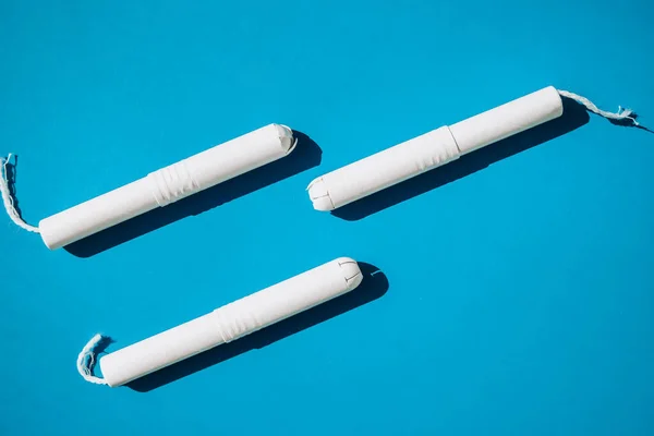 Hygieniska Tamponger Blå Och Lila Bakgrund Kopiera Utrymme Menstruation Sanitär — Stockfoto