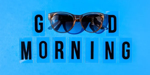 Zonnebril Paars Blauwe Achtergrond Tekst Goed Morning Bovenaanzicht Vakantie Vakantie — Stockfoto