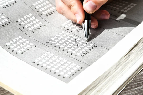 試験のための鉛筆で学生の手 印刷された学校試験家庭教育家庭での勉強 — ストック写真