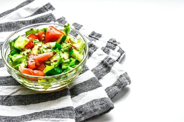 Miska Čerstvého Salátu Rajčaty Okurkou Salátem Lněnými Semínky Vegetariánským Jídlem — Stock fotografie