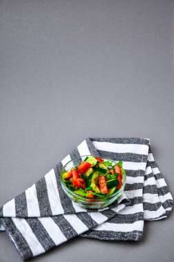 Bir kase taze salata, domates, salatalık, marul, keten tohumu, vejetaryen yemeği, sağlıklı beslenme, düşük kalori diyeti konsepti. Vejetaryen yemeği, kopyalama alanı