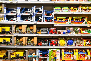 Zhytomyr, Ukrayna - 5 Temmuz 2020. Bir mağazada sergilenen çeşitli oyuncaklar. oyuncak araba. Koleksiyoncu tarafından halka satışa sunuldu. Bir çocuk dükkanındaki raflarda oyuncaklar