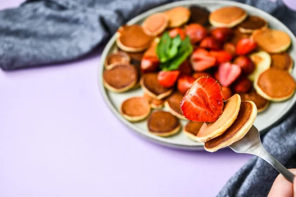 Placa Con Panqueques Tradicionales Minúsculo Cereal Panqueque Con Fresas Hojas — Foto de Stock