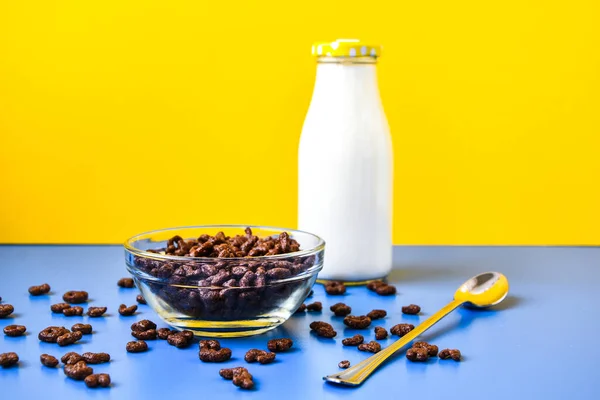 Шоколадні Кукурудзяні Пластівці Формі Літер Англійського Алфавіту Швидкого Сніданку Молоком — стокове фото
