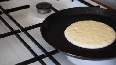 Kızartma tavasında tereyağlı köpüklü krep yakın çekim. Ev yapımı kahvaltı için krep tarifi hazırlıyorum.