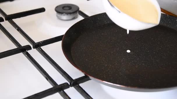 Krep mısır gevreği pişirme süreci - moda karantina gıdası. Hamur sıcak tavaya dökülür ve krepler pişirilir. Pan — Stok video