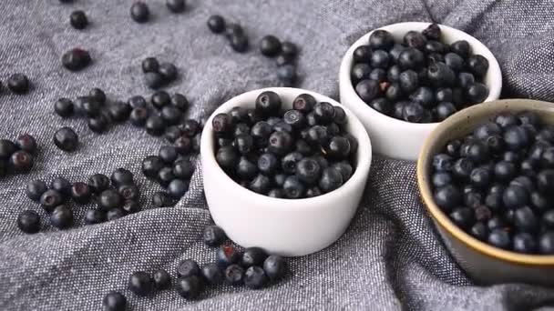 Close up de mirtilos em tigela girando em câmera lenta. Foco seletivo. Blueberry fundo rotativo. Fresco e maduro orgânico Blueberries Rote pano de fundo. Dieta, dieta, comida vegana saudável. Orgânico — Vídeo de Stock