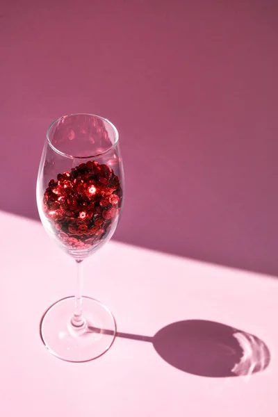 Champagnerglas Mit Konfetti Isoliert Auf Einem Leeren Rosa Festlichen Hintergrund — Stockfoto