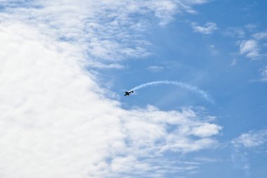 Bulutlu Gök Döngüsüne Karşı Düşük Açılı Uçak Görünümü, Askeri Savaş Jetleri Uçuş Geçidi, hava gösterilerinde spor uçakları akrobasi yapıyor.