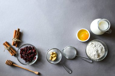 Gri arka planda krep ya da Noel kurabiyesi yapmak için gerekli malzemeler. Uzayı metin için kopyala. Pişirme arkaplan tarifi