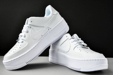 Zhytomyr, Ukrayna - 1 Haziran 2020: Nike Air Force 1 Sage beyaz spor ayakkabıları gri arka planda çekildi. Resimli editör fotoğrafı. Spor ayakkabıları.