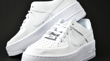 Zhytomyr, Ukrayna - 1 Haziran 2020: Nike Air Force 1 Sage beyaz spor ayakkabıları siyah arka planda çekildi. Resimli editör fotoğrafı. Spor ayakkabıları.