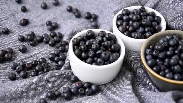Dekat blueberry dalam mangkuk berputar dalam gerakan lambat. Fokus selektif. Latar belakang berputar Blueberry. Latar belakang Blueberries Rote organik segar dan matang. Diet, diet, makanan vegetarian sehat. Organik — Stok Video