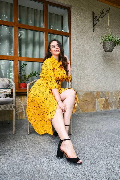Блоггер Моды Красочные Желтое Платье Девушка Платье Модный Блог Фотосессия — стоковое фото