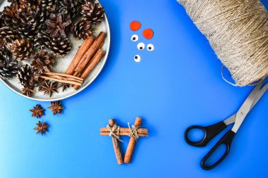 Noel süsü yapmanın en güzel manzarası. Tarçın çubuklarından geyik. Çocuk sanat projesi, çocuklar için bir zanaat. Diy konsepti. Adım adım, adım adım. Doğal Noel süslemeleri